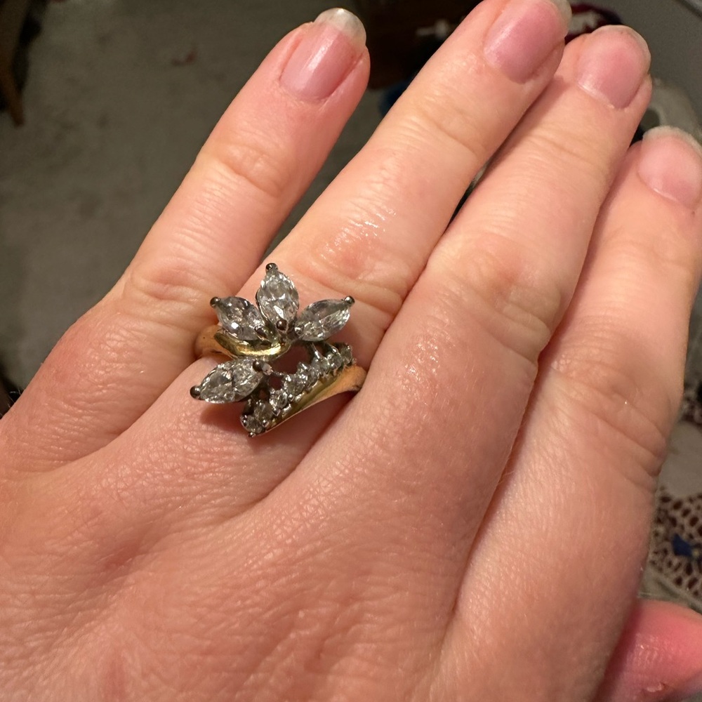 Elegant Gold and Silver Color Floral Ring